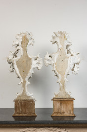 Paire de grands ornements en bois sculpt&eacute; &agrave; patine blanche orn&eacute;s d'un blason entour&eacute; de fleurs, 18&egrave;me