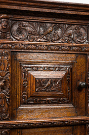 Armoire &agrave; quatre portes en ch&ecirc;ne finement sculpt&eacute;, Flandres, fin du 17&egrave;me