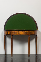 Table de jeux demi-lune en marqueterie &agrave; d&eacute;cor d'un arc et de fl&egrave;ches, Italie, 18/19&egrave;me