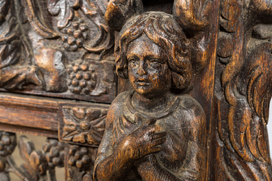 Relief en bois sculpt&eacute; figurant une porte centrale entour&eacute;e d'anges, 16/17&egrave;me