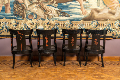 Quatre chaises 'en gondole' en bois noirci &agrave; d&eacute;cor de chinoiserie peint en rouge, 19&egrave;me