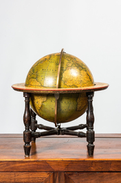 Een Engelse globe met koperen meridiaan in houten frame gevat, G.F. Cruchley, Londen, 19e eeuw