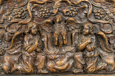 Relief en bois sculpt&eacute; figurant une porte centrale entour&eacute;e d'anges, 16/17&egrave;me