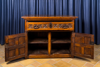 Commode en bois sculpt&eacute; &agrave; deux portes et un tiroir, Espagne, 17&egrave;me