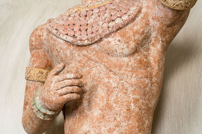 Een levensgrote gepolychromeerde terracotta figuur in Maya-stijl, 20e eeuw