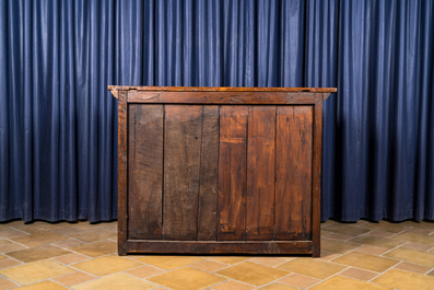 Commode en bois sculpt&eacute; &agrave; deux portes et un tiroir, Espagne, 17&egrave;me