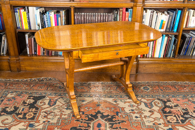 Een Duitse gefineerde biedermeier tafel met een lade, 19de eeuw