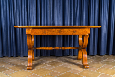 Een Duitse gefineerde houten Biedermeier tafel met marqueterie, 19e eeuw