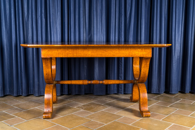 A German veneered wooden Biedermeier table with marquetry, 19th C.