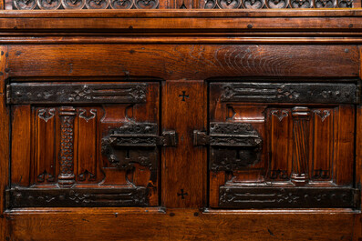 Armoire en bois de style n&eacute;o-gothique aux &eacute;l&eacute;ments anciens et montures en fer forg&eacute;, 19&egrave;me