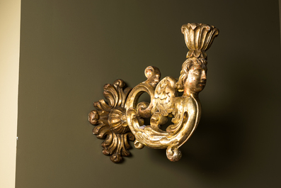 A pair of gilt wooden wall appliques with crowned cherubs, 18th C.