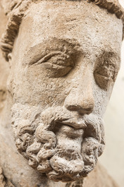 Buste d&rsquo;&eacute;v&ecirc;que en pierre calcaire sculpt&eacute;e, France, 14/15&egrave;me