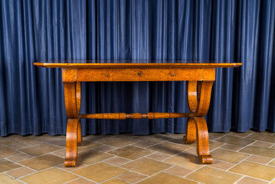 A German veneered wooden Biedermeier table with marquetry, 19th C.