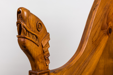 Paire de fauteuils en bois sculpt&eacute; du style 'Arts and Crafts', Angleterre, 20&egrave;me