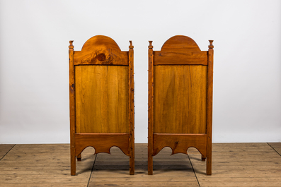 Een paar Engelse gesculpteerde houten arts-and-craftsstijl fauteuils, 20e eeuw