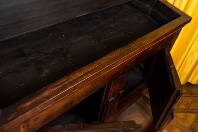 Armoire en bois de style n&eacute;o-gothique aux &eacute;l&eacute;ments anciens et montures en fer forg&eacute;, 19&egrave;me