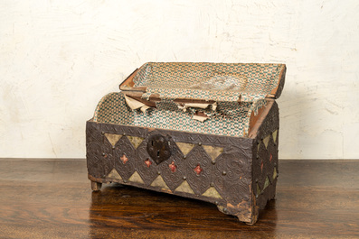Een Italiaanse houten koffer met velours en gegraveerde ijzeren plaquettes bezet, Toscane, 16e eeuw