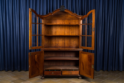 Vitrine en bois colonial &agrave; quatre portes et deux tiroirs &agrave; l'int&eacute;rieur, vers 1800