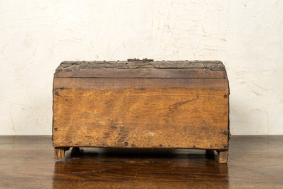 Een Italiaanse houten koffer met velours en gegraveerde ijzeren plaquettes bezet, Toscane, 16e eeuw