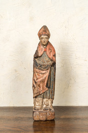 Saint &eacute;v&ecirc;que en ch&ecirc;ne sculpt&eacute; et polychrom&eacute; sur un base avec &eacute;cu, Flandres, vers 1500
