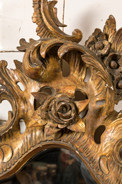 Miroir de style Louis XV en bois dor&eacute; &agrave; d&eacute;cor rocaille orn&eacute; de roses, France, 18/19&egrave;me