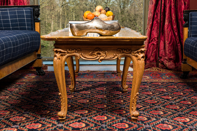 Table basse de style Louis XV en ch&ecirc;ne avec plateau en marbre, 20&egrave;me