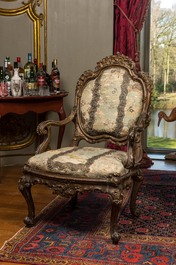 An Italian gilt carved wooden Louis XV armchair upholstered with silver brocade, 18th C.