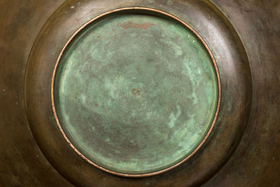 Een diepe bronzen schotel, 17e eeuw