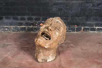 Een groot gepatineerd terracotta hoofd van een lachende man, 1e helft 20e eeuw