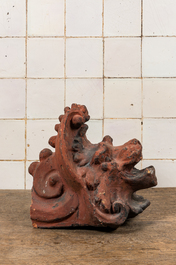 Een gepatineerd terracotta ornament met een leeuwenkop, 19e eeuw