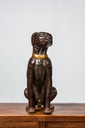 Grand chien en bois sculpt&eacute; et polychrom&eacute;, 1&egrave;re moiti&eacute; du 20&egrave;me