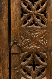 Armoire &agrave; suspendre en ch&ecirc;ne sculpt&eacute; compos&eacute;e d'anciens &eacute;l&eacute;ments de style gothique, Angleterre, 17&egrave;me et apr&egrave;s