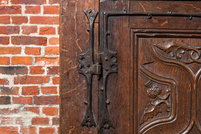 Rare et grande armoire flamande en ch&ecirc;ne &agrave; quatre portes aux panneaux sculpt&eacute;s en X et montures en fer forg&eacute;, Bruges, 1&egrave;re moiti&eacute; du 16&egrave;me