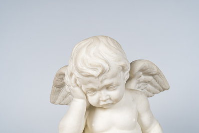 Sculpture d'un putto en deuil en marbre, 20&egrave;me