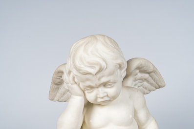 Een marmeren sculptuur van een treurende putto, 20e eeuw