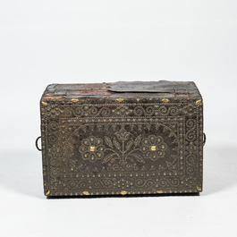 Een houten koffer met lederen bekleding en messing beslag, 17e eeuw