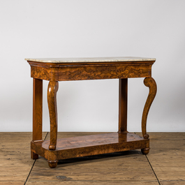 Een Franse wortelnootgefineerde Louis Philippe console met marmeren bovenblad, 19e eeuw