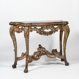 Een gepatineerde houten Lodewijk XV console, 18e eeuw