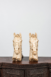 A pair of marble horse heads, 19/20th C.
