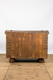 Een met gestanst koper beklede houten bruidskoffer, India, 19/20e eeuw