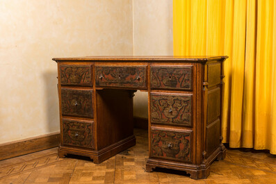 Een houten bureau met zes laden met beschilderde panelen, 19e eeuw
