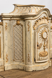 Een faux-marbre en verguld houten tabernakel met een monstrans, 18e eeuw