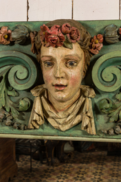 Een rechthoekige polychrome houten neoclassicistische spiegel met centraal mascaron, 19e eeuw