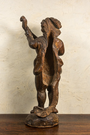 Grand putto jouant du luth en bois sculpt&eacute; et patin&eacute;, 18&egrave;me