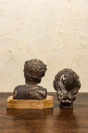 Twee polychrome houten hoofden van heiligen, 17e eeuw