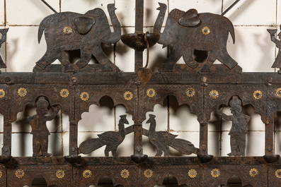 Een Indische smeedijzeren olielamp met dieren, 20e eeuw