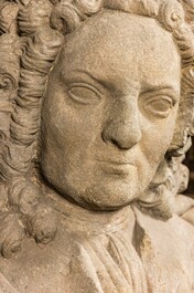 Paire de bustes d'hommes nobles en pierre sculpt&eacute;e, France, 18&egrave;me