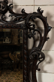 Miroir de style rococo en bois sculpt&eacute; et &eacute;bonis&eacute;, probablement Italie, 18/19&egrave;me