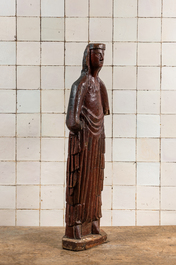 Een grote Noord-Franse volkse polychrome houten sculptuur van een vrouwelijke heilige, vermoedelijk 16e eeuw