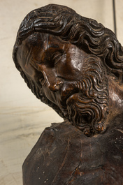 Grand Christ en noyer sculpt&eacute;, d&eacute;but du 16&egrave;me